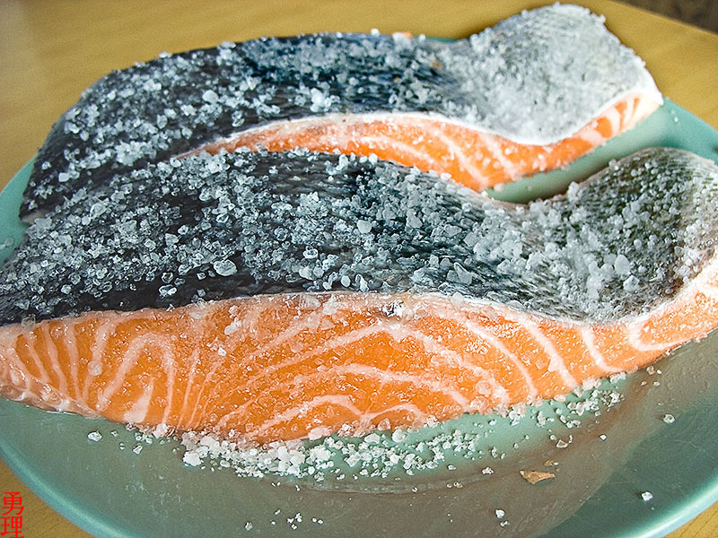 Солим рыбу сами: 12 рецептов вкусной кеты, горбуши и икры / Малосольная рыбка на рынке стоит основательно дороже свежемороженой. И не всегда бывает достаточно малосольной. А ведь самому посолить кету или горбушу совсем не сложно.