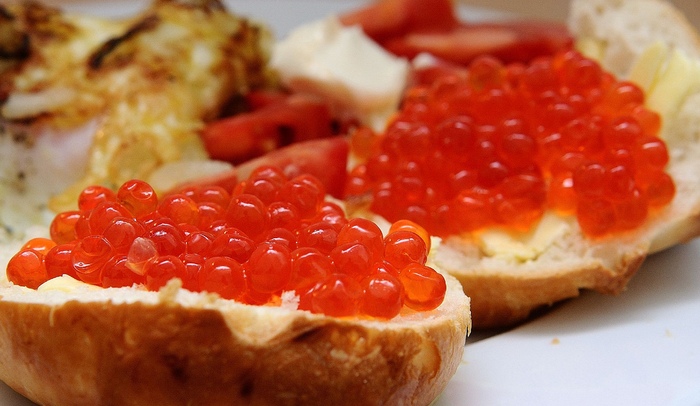 Солим рыбу сами: 12 рецептов вкусной кеты, горбуши и икры / Малосольная рыбка на рынке стоит основательно дороже свежемороженой. И не всегда бывает достаточно малосольной. А ведь самому посолить кету или горбушу совсем не сложно.