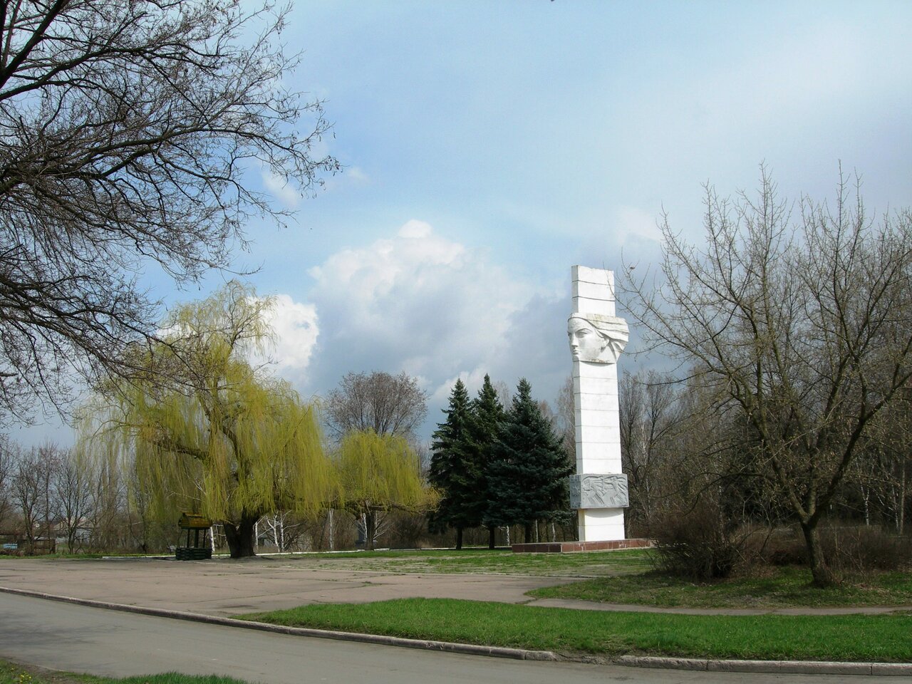 Погода в донецкой. Село Дмитровка шахтерский район Донецкая область. Обелиск победа Дмитровка шахтерский район. Памятник воинам-односельчанам Донецкая область. Шахтёрский район Донецкой области.