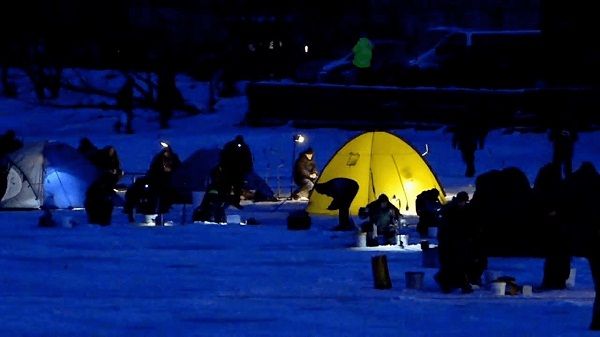 Палатки ночью на льду