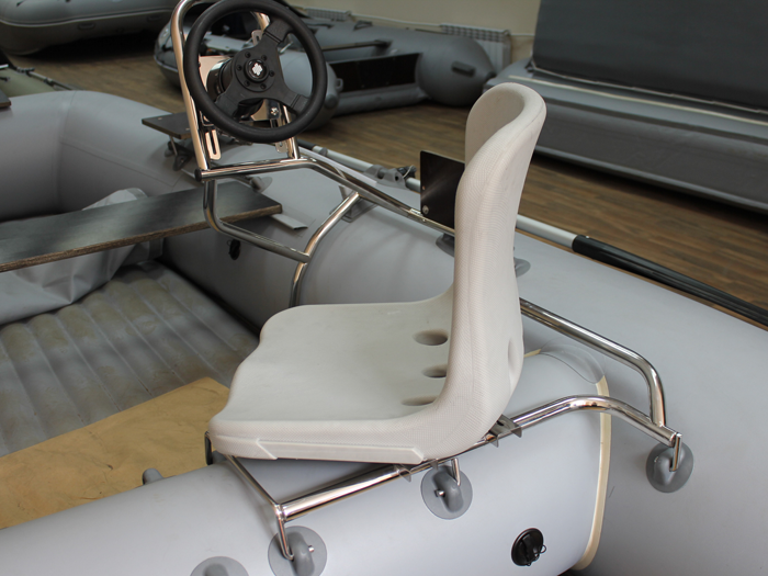 Спинка в лодку пвх. Поворотное сидение для лодки РИБ 380. Поворотное кресло для катера Ямаха. Кресло для надувной лодки ПВХ поворотного типа Ривьера 32. Лодка Стингрей поворотное кресло.